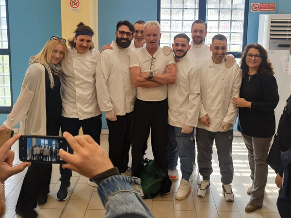 Sting alla mensa del carcere di Napoli Secondigliano con alcuni detenuti del corso alberghiero