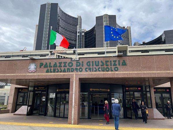 600x450 palazzo di giustizia di napoli (foto mingiustizia)