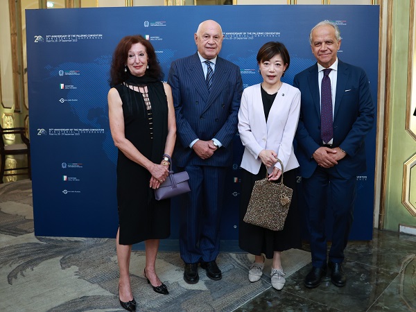 Alcune delle delegazioni presenti alla Conferenza di Palermo, accolte dai ministri Nordio e Piantedosi (foto del Ministero della giustizia)