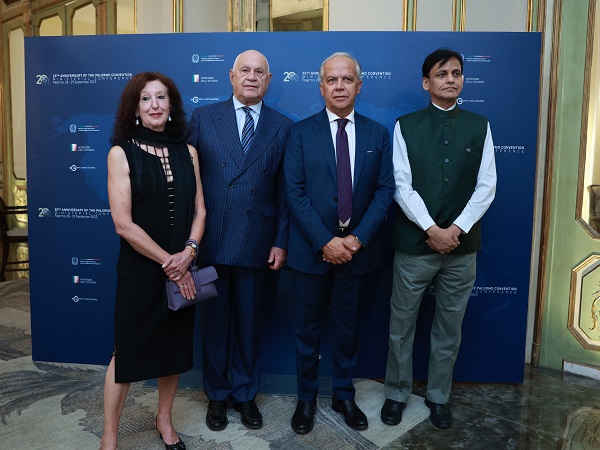 Alcune delle delegazioni presenti alla Conferenza di Palermo, accolte dai ministri Nordio e Piantedosi (foto del Ministero della giustizia)