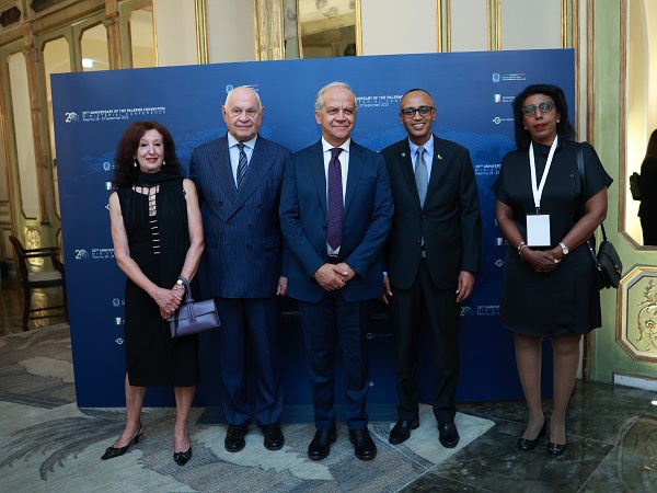 Alcune delle delegazioni presenti alla Conferenza di Palermo, accolte dai ministri Nordio e Piantedosi (foto del Ministero della giustizia)