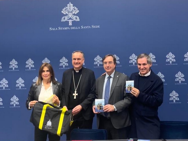 Nella conferenza presso la Santa Sede, presentato uno dei borsoni prodotti dai detenuti nel carcere di Viterbo