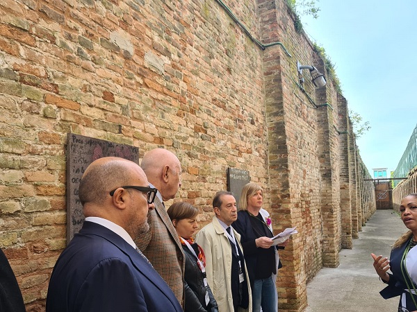 Nordio e Sangiuliano al padiglione della Santa Sede nel carcere della Giudecca per la Biennale di Venezia