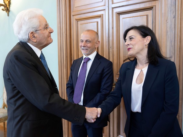 Il Presidente della Repubblica Sergio Mattarella incontra Anna Maria Sapienza,della fondazione Eduardo De Filippo,in occasione della presentazione del progetto “Le voci di dentro”,in collaborazione con l'Istituto penale per minori di Nisida (Ufficio Stampa - Presidenza della Repubblica)