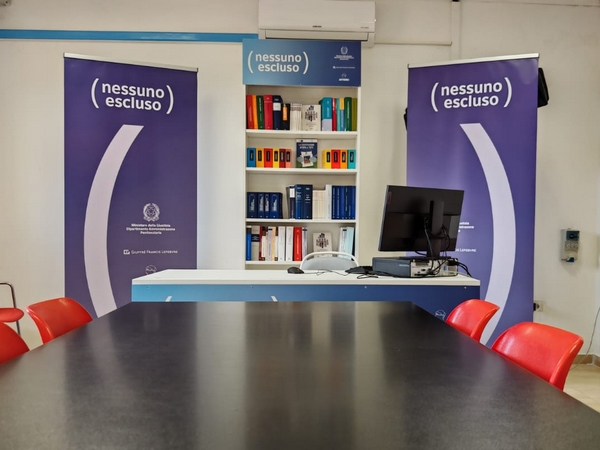 Il corner del progetto "Nessuno escluso" nella biblioteca della Casa circondariale femminile di Roma Rebibbia