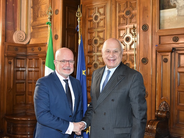 Il ministro Nordio con il presidente del Comitato per la prevenzione della tortura del Consiglio d'Europa, Alan Mitchell (Credit: Ministero della Giustizia)