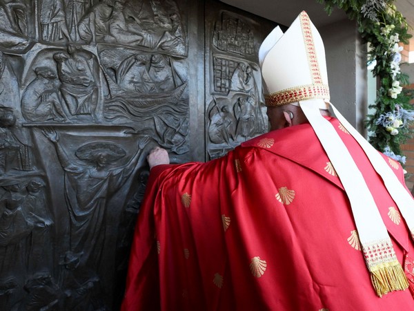 Papa Francesco apre la Porta Santa (Dicastero per la Comunicazione, Città del Vaticano)