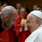 Papa Francesco saluta un ospite (Dicastero per la Comunicazione, Città del Vaticano)