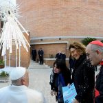 Papa Francesco apre la Porta Santa (Dicastero per la Comunicazione, Città del Vaticano)