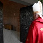 Papa Francesco apre la Porta Santa (Dicastero per la Comunicazione, Città del Vaticano)