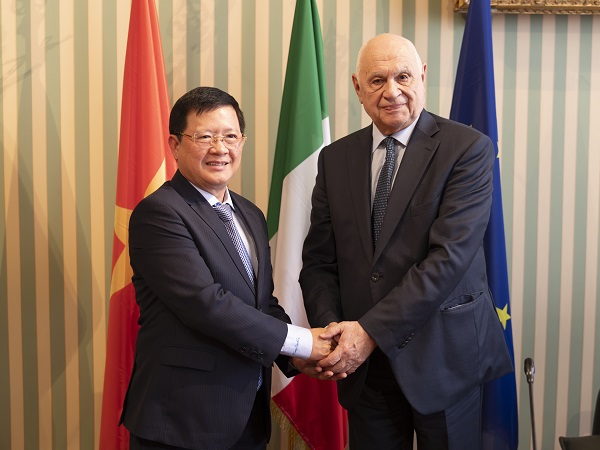 Nordio con il viceministro della giustizia del Vietnam Luong Khoi Mai