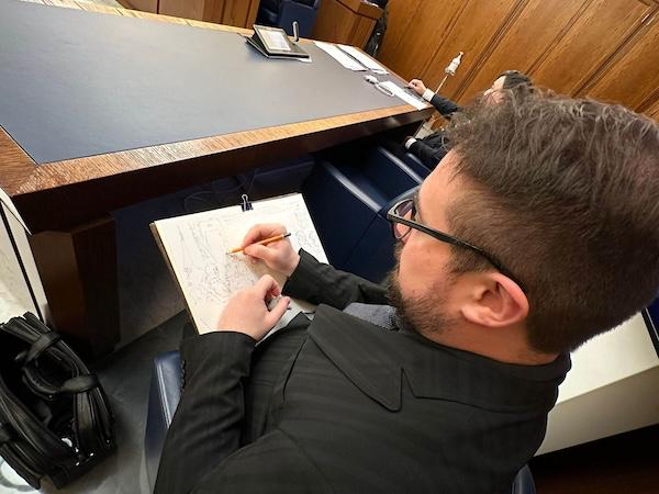 L'illustratore giudiziario Andrea Spinelli