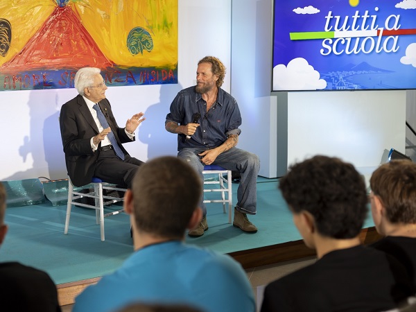 Il presidente della Repubblica Mattarella e Jovanotti all'Ipm di Nisida (Credit: Quirinale)