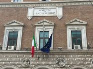 Bandiere a mezz'asta nel giorno del lutto nazionale 17 ottobre 2025