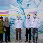 Giovanna Alfeo (autrice del murale) con i ragazzi di Casal Del Marmo