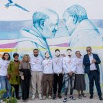 Giovanna Alfeo (autrice del murale), Alberto Mochi Onori (dirigente del Pastificio Futuro) con i ragazzi di Casal Del Marmo