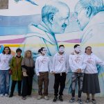 Giovanna Alfeo (autrice del murale), con i ragazzi di Casal Del Marmo