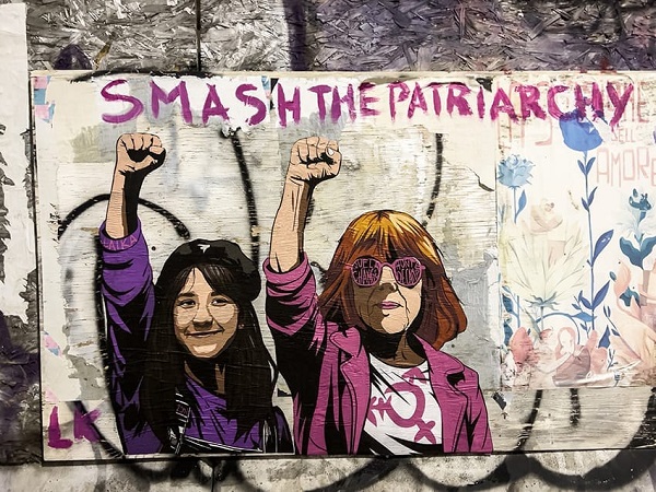 "Smash the patriarchy", murale realizzato a Milano nel novembre 2024 dalla street artist Laika.