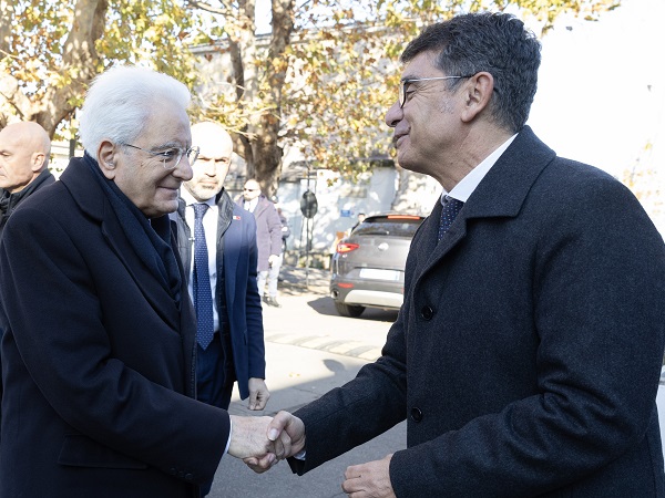 Il Presidente della Repubblica Sergio Mattarella saluta Stefano De Michele, Capo Dipartimento dell’Amministrazione penitenziaria in occasione dell'inaugurazione dell’opera d’arte “Benu” (foto di Francesco Ammendola - Ufficio per la Stampa e la Comunicazione della Presidenza della Repubblica)