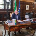 Il ministro Nordio nel suo studio, in occasione della registrazione del videomessaggio per il convegno in memoria di Alfredo De Marsico