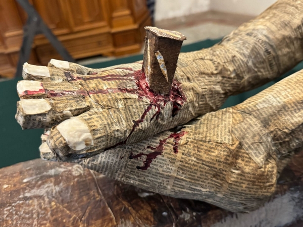 Crocifisso di cartapesta realizzato da un detenuto di Tolmezzo