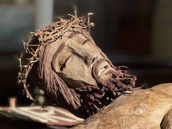 Crocifisso di cartapesta realizzato da un detenuto di Tolmezzo