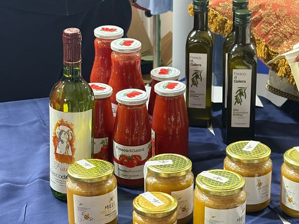 Mercatino di Natale con prodotti fatti dai detenuti al palazzo di giustizia di Napoli