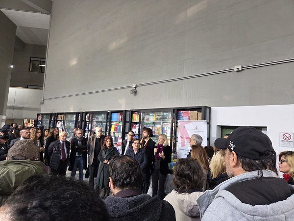Mercatino di Natale con prodotti fatti dai detenuti al palazzo di giustizia di Napoli, inaugurazione