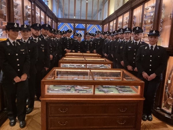 Allievi istruttori di tiro visitano fabbrica d'armi (foto Ministero della giustizia)