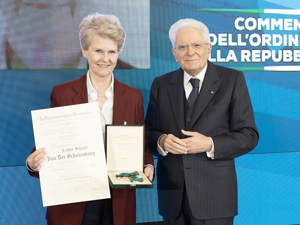 Il Presidente Sergio Mattarella consegna l'onorificenza di Commendatore dell'Ordine al merito della Repubblica Italiana a Esther Sibylle von der Schulenburg, conferita motu propri (foto di Francesco Ammendola - Ufficio per la Stampa e la Comunicazione della Presidenza della Repubblica)