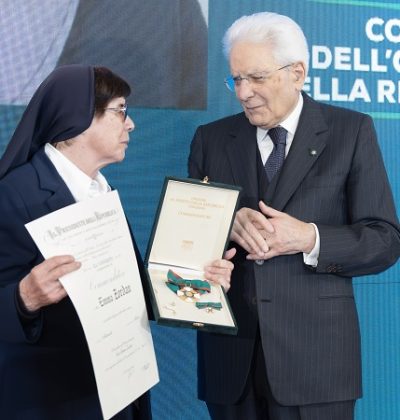 Il Presidente Sergio Mattarella consegna l'onorificenza di Commendatore dell'Ordine al merito della Repubblica Italiana a Suor Emma Zordan, conferita motu propri (foto di Francesco Ammendola - Ufficio per la Stampa e la Comunicazione della Presidenza della Repubblica)