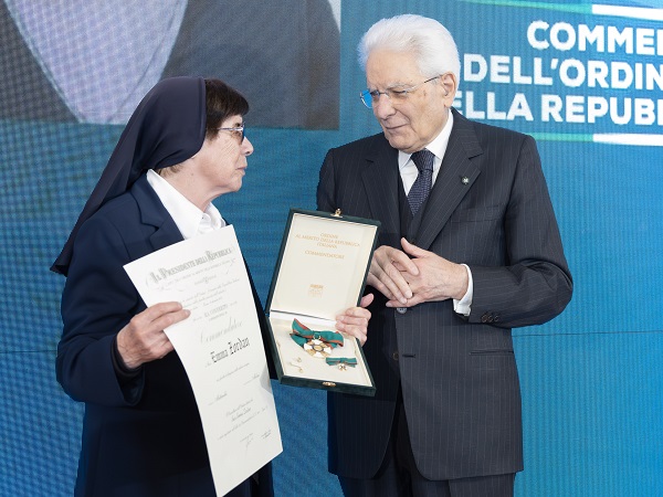 Il Presidente Sergio Mattarella consegna l'onorificenza di Commendatore dell'Ordine al merito della Repubblica Italiana a Suor Emma Zordan, conferita motu propri (foto di Francesco Ammendola - Ufficio per la Stampa e la Comunicazione della Presidenza della Repubblica)
