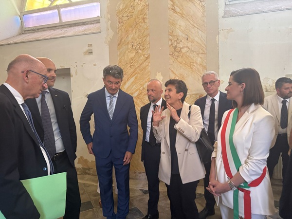Il viceministro Sisto con il sottosegretario all'Interno Prisco, la sindaca di Perugia Ferdinandi e le autorità locali.