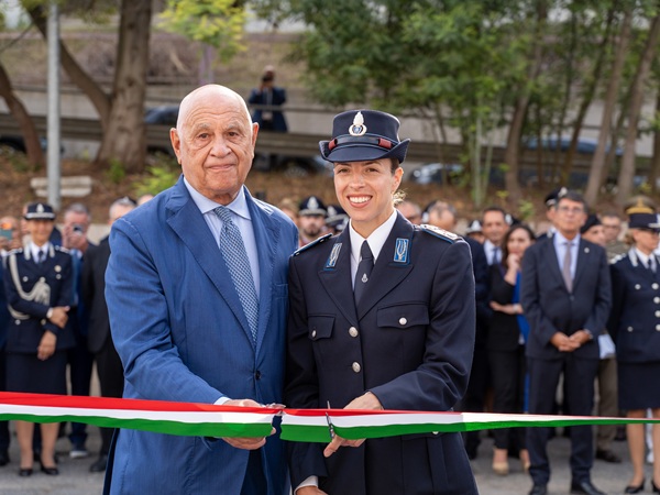 Il ministro Nordio e la campionessa delle Fiamme Azzurre Carolina Kostner