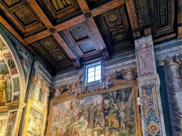 Affreschi all'interno della Basilica di San Vitale a Roma