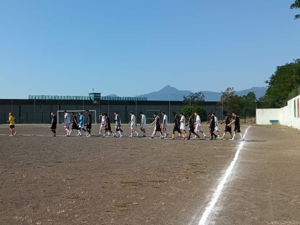 L'ingresso in campo delle squadre dei detenuti della Casa Circondariale di Frosinone e del Ferentino Calcio