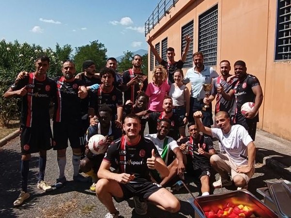 La selezione dei detenuti della Casa Circondariale di Frosinone che ha disputato la partita di calcio