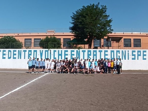 Le squadre dei detenuti della Casa Circondariale di Frosinone e del Ferentino Calcio prima della gara disputata il 14 agosto 2026