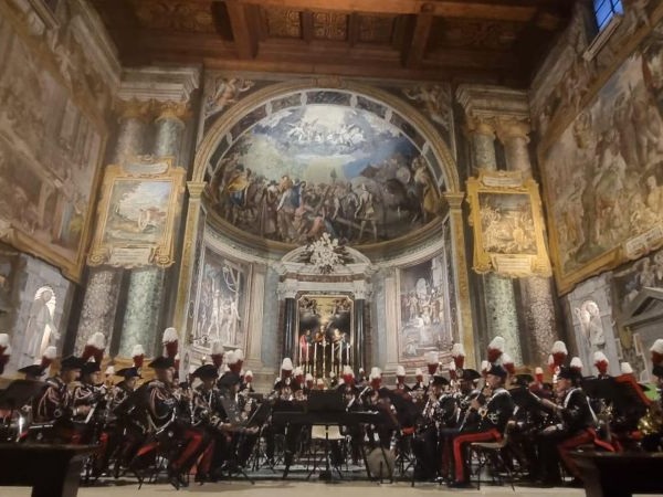 La banda dei Carabinieri si esibisce all'interno della Basilica di San Vitale a Roma