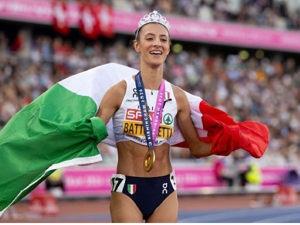Esultanza di Nadia Battocletti dopo il successo nei 5000 agli Europei di Birmingham