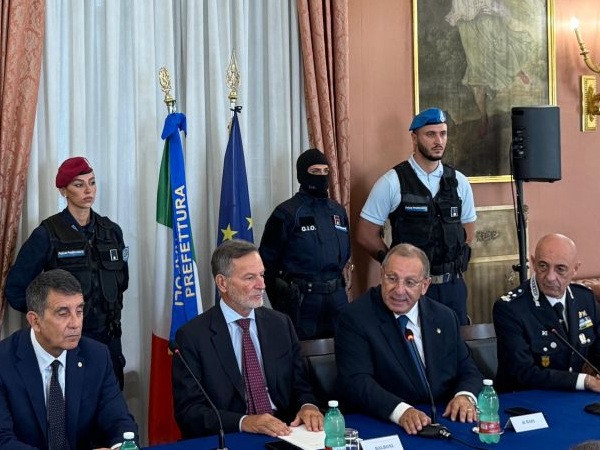 Conferenza stampa nella sala della Prefettura di Napoli