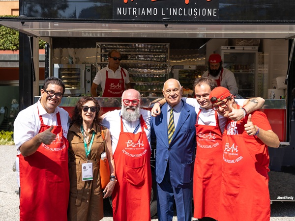 Il ministro Nordio con alcuni lavoratori di PizzAut e il fondatore Nico Acampora. (Credit: TEHA)