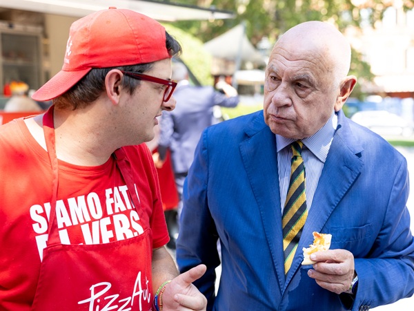 Il ministro Nordio e un lavoratore di PizzAut (Credit: TEHA)