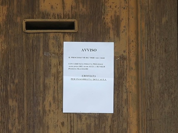Avviso affisso all'ingresso dell'aula bunker di Milano