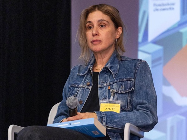 Libri liberi, la scrittrice Veronica Raimo nel carcere di Rebibbia femminile (Credit: Alessandra Albertini / Fondazione De Sanctis)