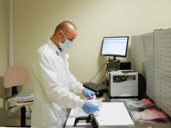Personale di Polizia penitenziaria al lavoro nel Laboratorio Centrale per la Banca Dati Nazionale del DNA